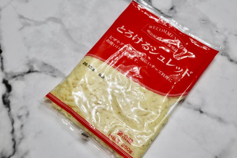 HIKAKINのチーズ付けヤンニョムチキン｜チーズを鍋で溶かす！
