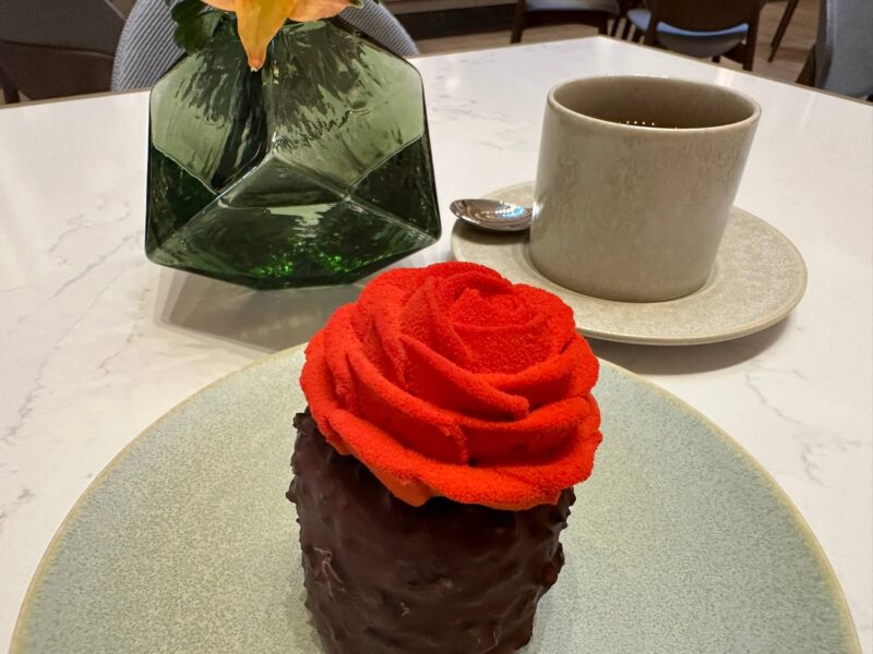 「ジャヌパティスリー」訪問レビュー！薔薇のケーキ「タルニー」がおすすめ！予約は必要？｜麻布台ヒルズにオープンしたジャヌ東京に潜入